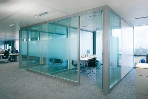 Офисные перегородки из алюминия и стекла: особенности конструкции